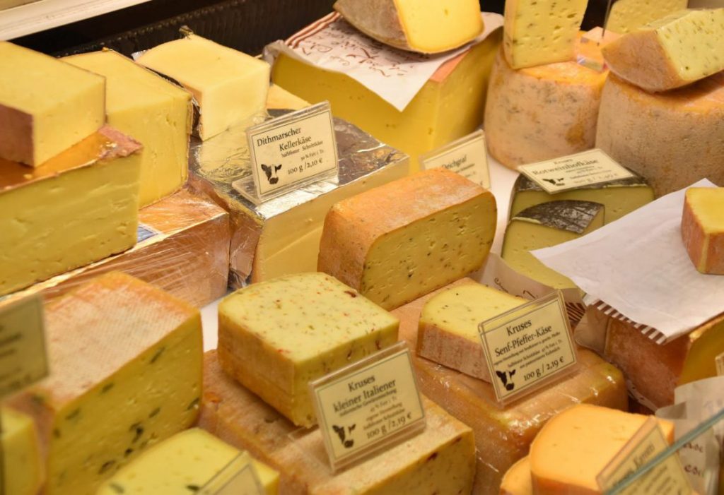 Panel de fromages de fromagerie en vitrine