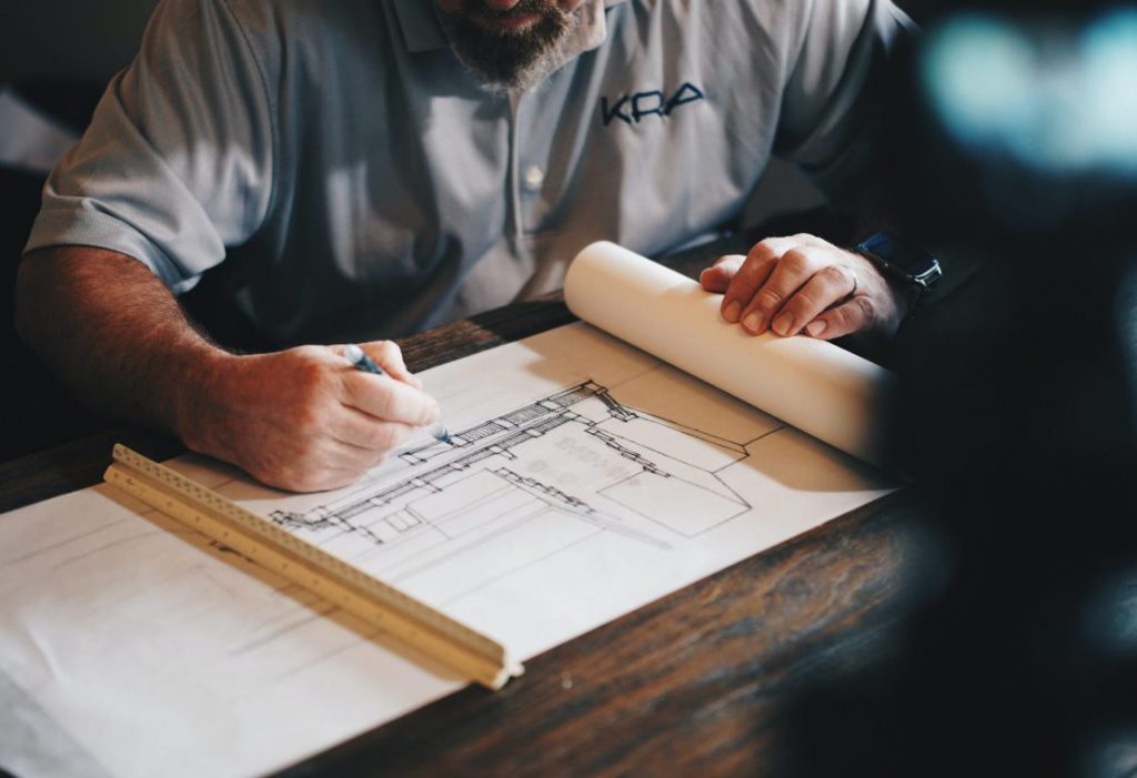 Homme architecte dessinant un plan de maison